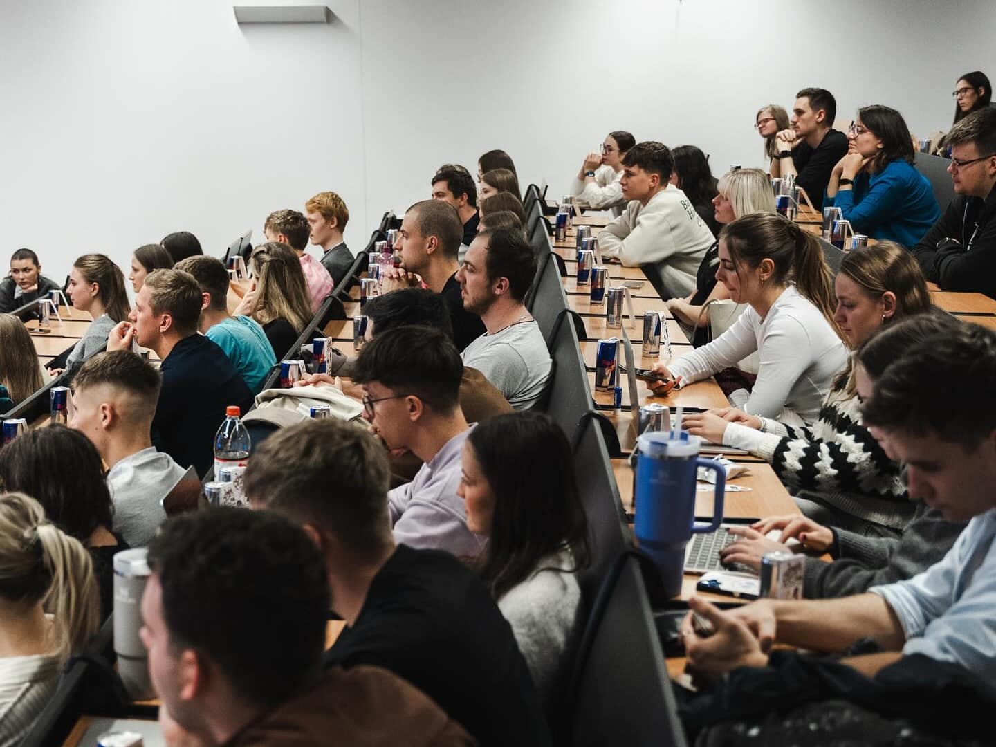 Zaplněný sál PEF MENDELU poslouchá rozhovor na DIALOQu